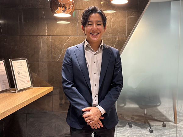 interview-sales-02-cut01 社員インタビュー 営業職 部長代行 H.Tさん